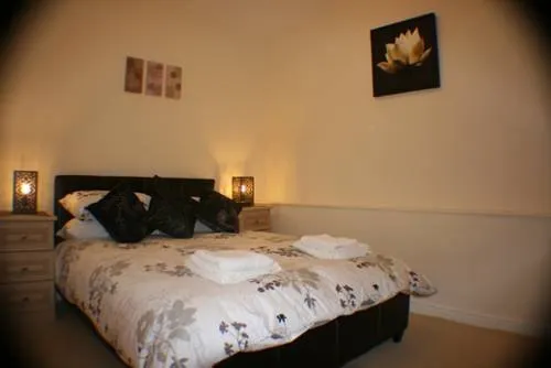Warwick Apartments - Image 1