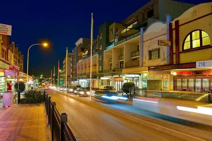 4 Ensuite Chelsea Villa CBD Airport - Image 1