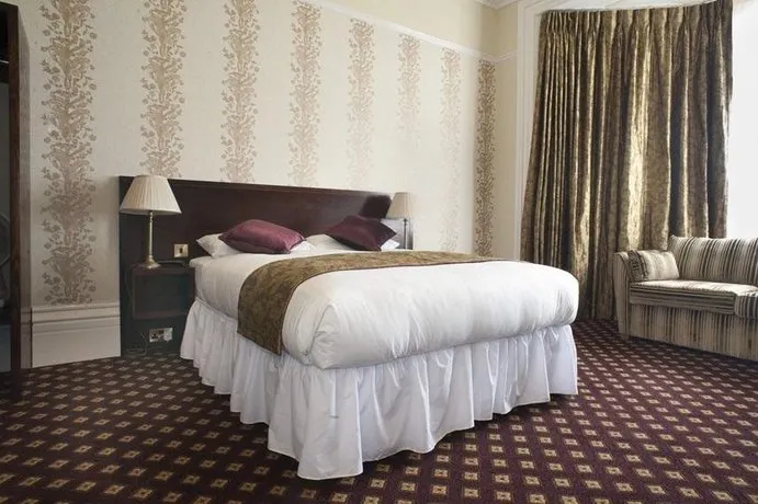 Cabot Court Hotel - Image 1