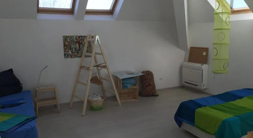 Bulhotel house with garden - Image 1