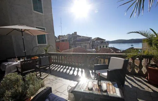 Grand Terrace Apartment - Image 1