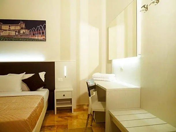Esquire Inn Roma - Image 1