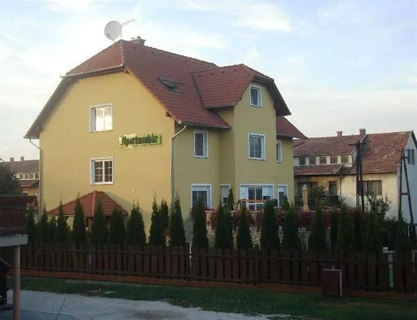 Apartmanház Dorog - Image 1