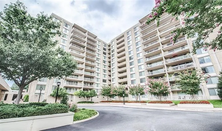 Reagan Airport Apartment - Image 1
