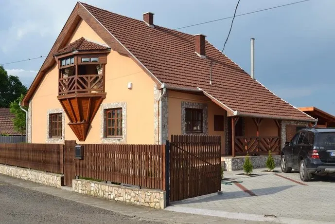 Smaragd Apartmanhaz - Image 1