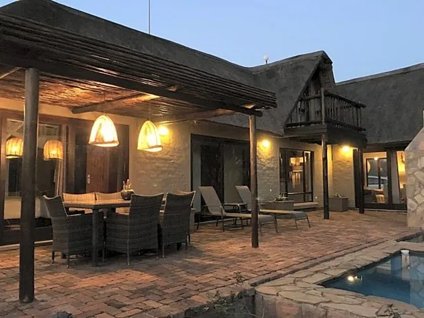 Giraffe Lodge - Image 1