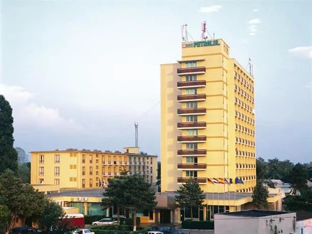 Hotel Petrolul - Image 1