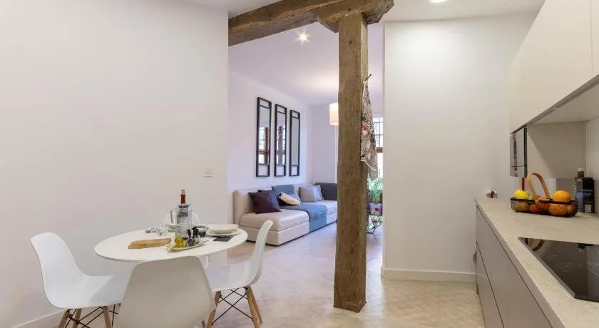 Acogedor, de Diseño Moderno en Zona Antigua - Image 1