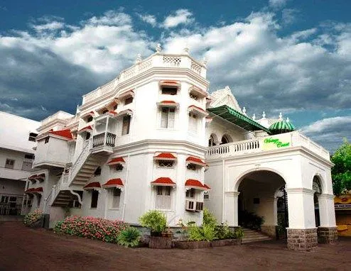 Taj Mahal Hotel - Image 1