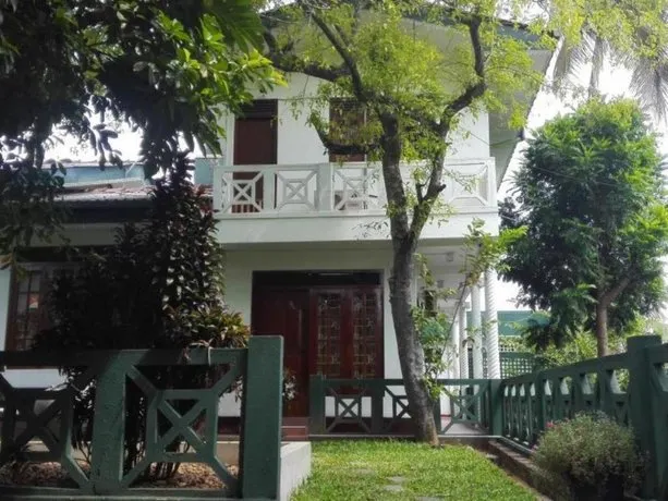 Derick's Inn - Image 1