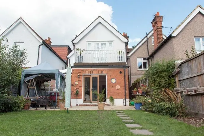 No 33 Bed & Breakfast - Image 1