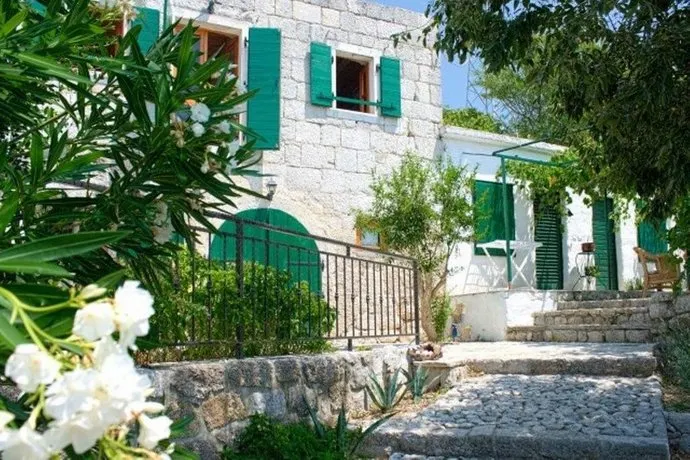 Rustikana Holiday Home - Image 1