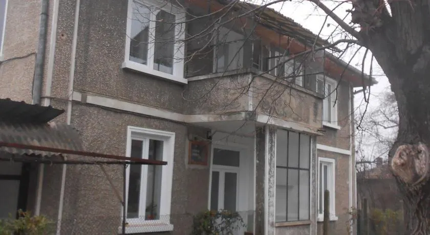 Varbanovi Guest House - Image 1
