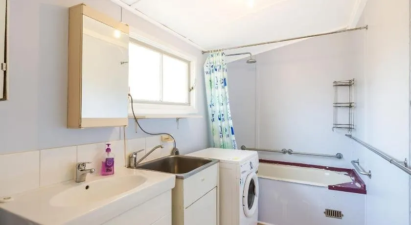 Pet Friendly Beach Cottage @ Ballingalla - Image 1