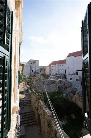 House Renata - Image 1