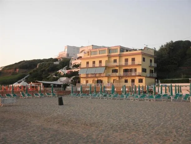 Sulla Spiaggia - Image 1