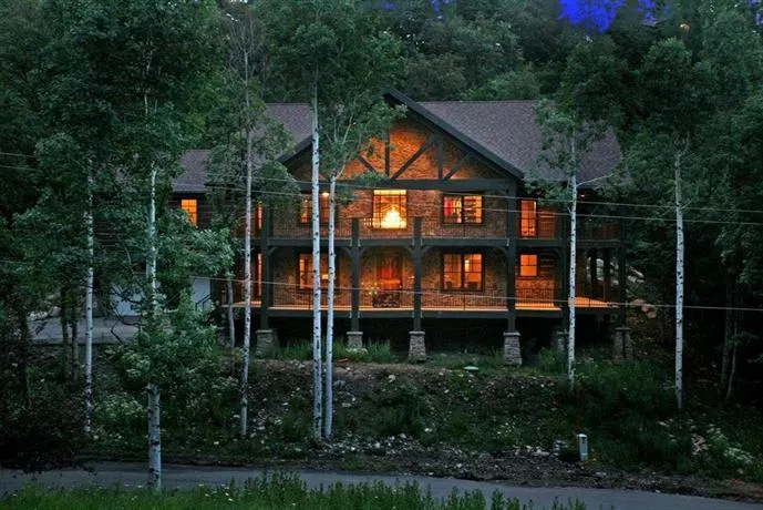 Hidden Forest 6 Bedrooms 5 Bathrooms Home - Image 1