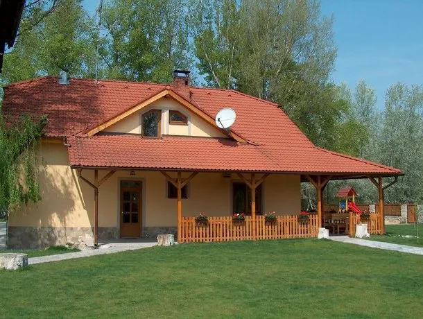 APÁLI Restaurant & Pension - Image 1