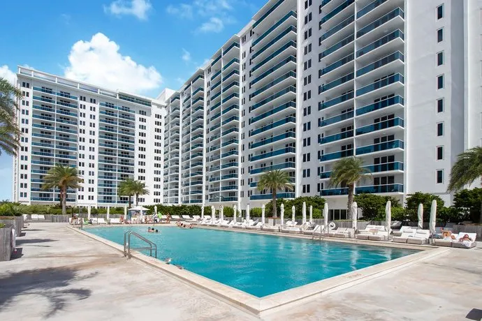 Pelicanstay At Collins Ave Miami Beach - Image 1