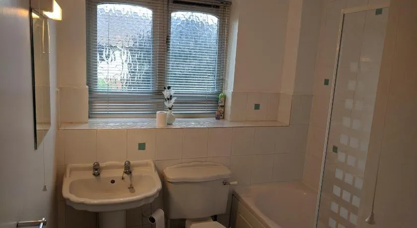 The Wickets 3 bedroom 2 bath free parking & Wi-Fi in very quiet cul-de-sac - Image 1