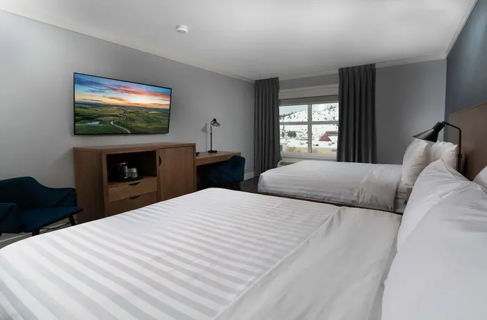 COMFORT INN & SUITES KAMLOOPS - Image 1
