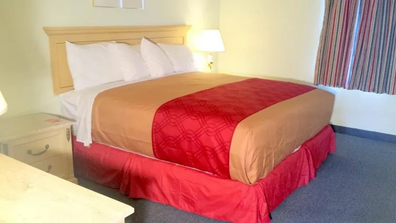 Econo Lodge Inn & Suites - Image 1