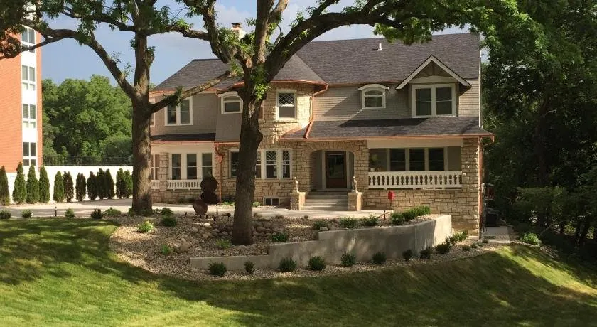Historical Oscar Lofquist house in the heart of Des Moines - Image 1