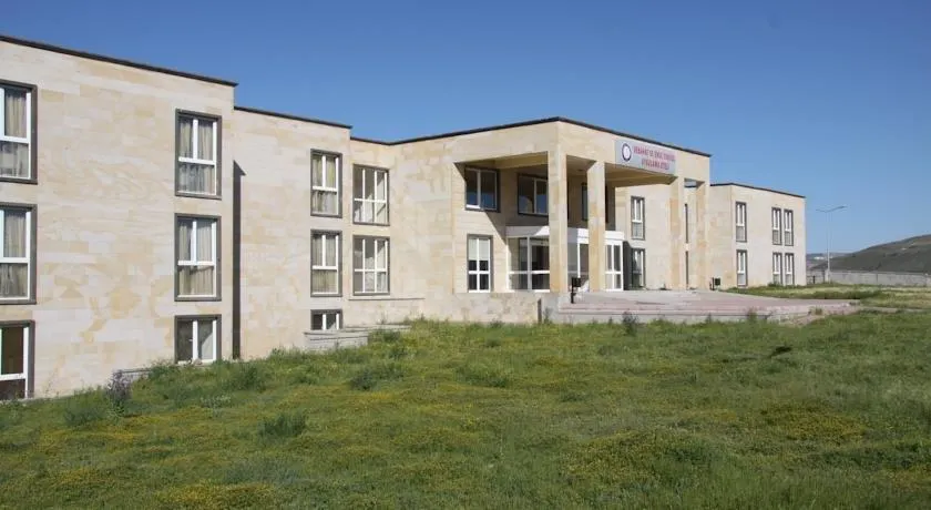 Uset Hotel - Image 1