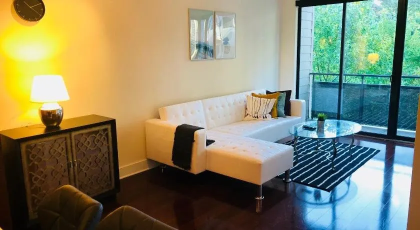 Landing Modern Apartment with Amazing Amenities - Image 1