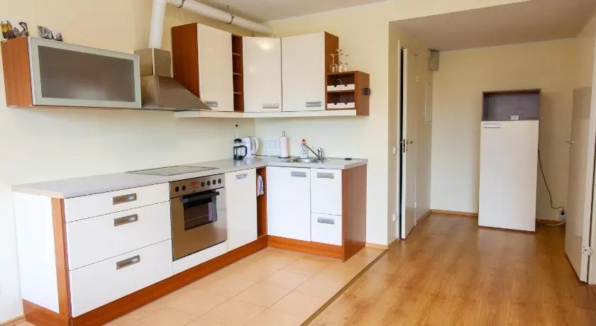 Bright studio with FREE PARKING and SELF CHECK-IN - Image 1
