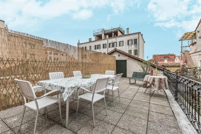 Canal view with terrace - Image 1