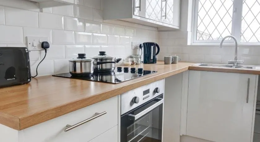 Low Cost, 4 Bed with Parking & Large Garden 05 - Image 1