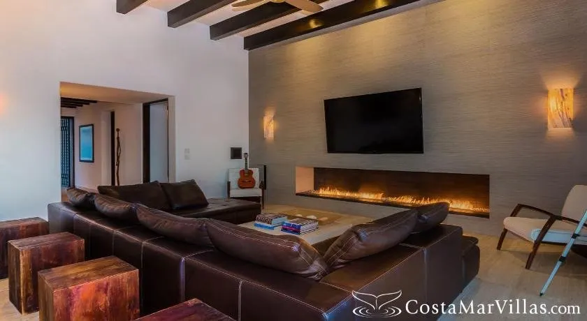 Casa Yvonne Modern Amenities near Exclusive Golf Course Sleeps 16 - Image 1
