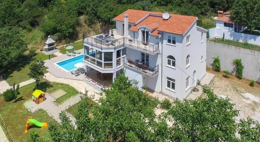 Charming Holiday Home - Image 1