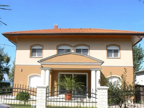 Lomb Apartman - Image 1