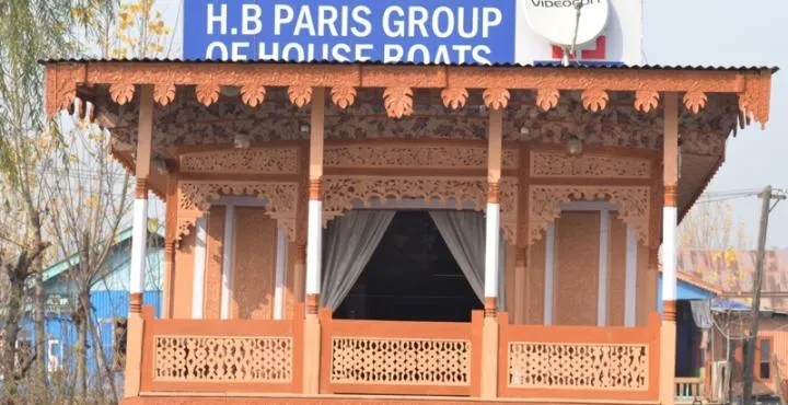 Paris House Boat - Image 1