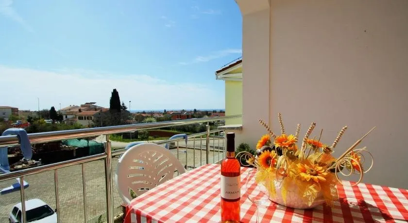 Spacious Apartment Peteh in Veli Maj - Image 1