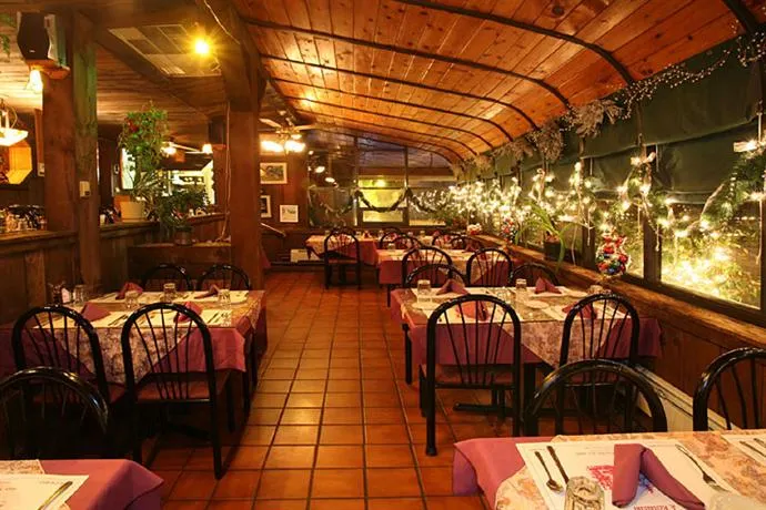 Pine Hill Arms Hotel - Image 1