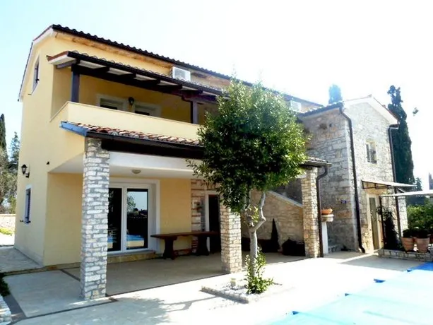 Holiday Home Hibiscus - Image 1