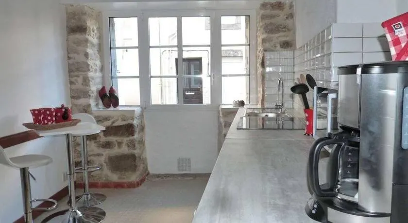 BOTOÙ KOAD, maison 2 ÉTOILES, WIFI gratuite, la MER, boulangerie, marché quotidien à 100 pas - Image 1