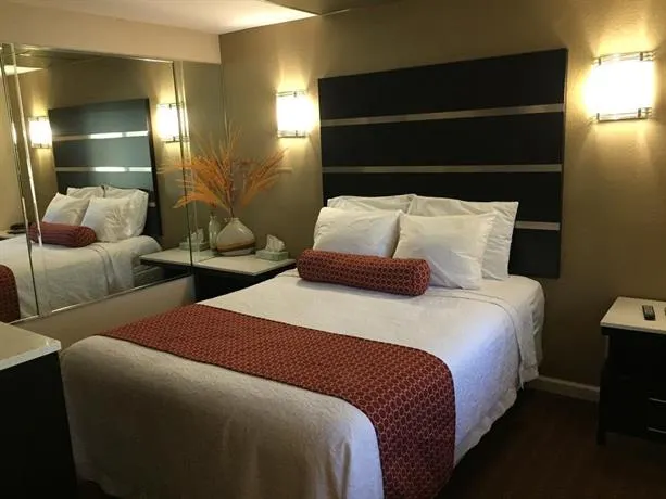 Relax Inn - Image 1