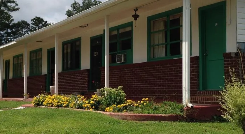 Lakeside Inn - Image 1