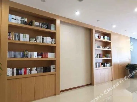 Juntai Commercial Hotel - Image 1