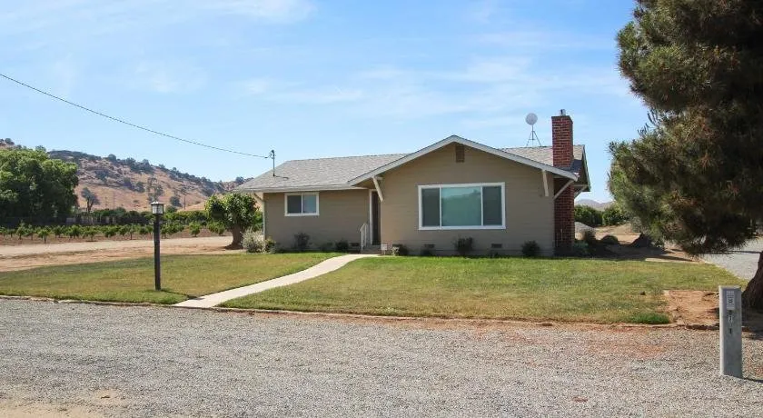 Sierra Nevada Mountain Retreat, Set on Citrus Farm - Image 1