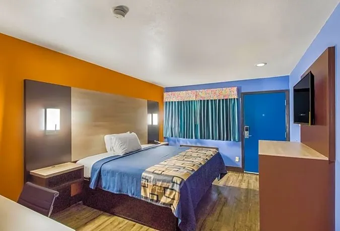 Deluxe Inn Carrollton - Image 1