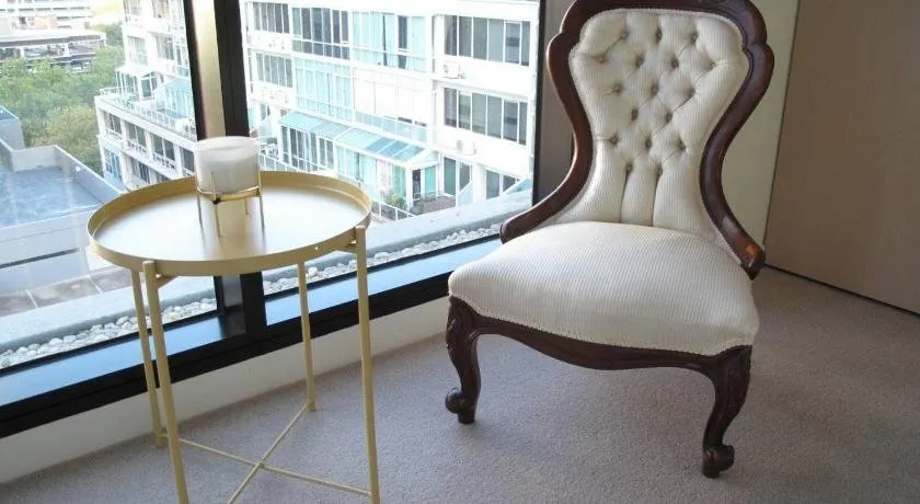 LIGHT, AIRY, SPACIOUS QUEENS ROAD APARTMENT - Image 1