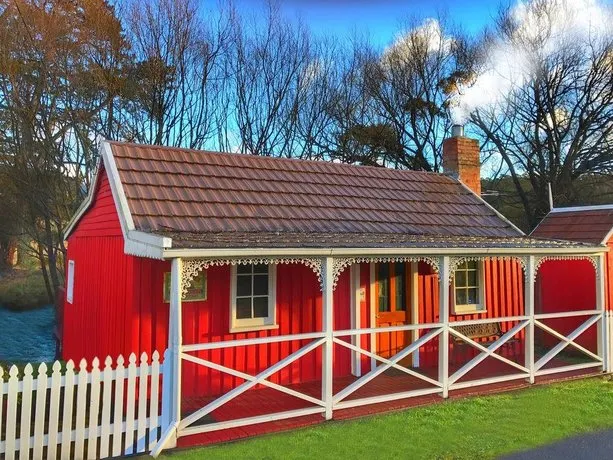 Platypus Playground Riverside Cottage - Image 1