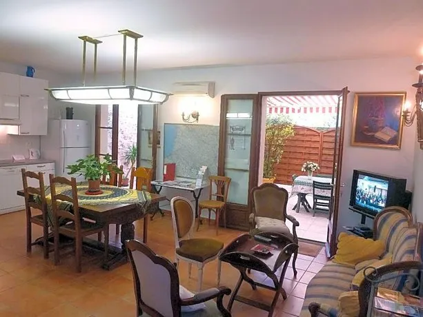 La Maison De Velours - Image 1