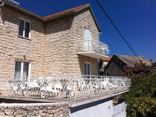 Central Studio Apartments - Image 1