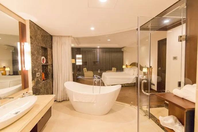 Sai Gon Ha Long Hotel - Image 1